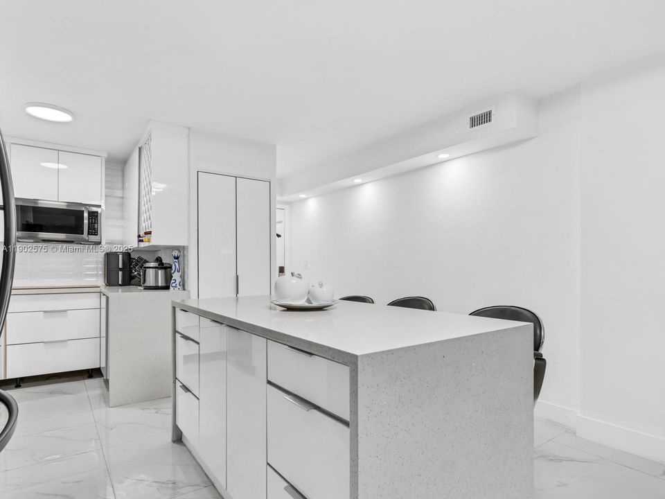 最近售出: $250,000 (2 贝兹, 1 浴室, 998 平方英尺)