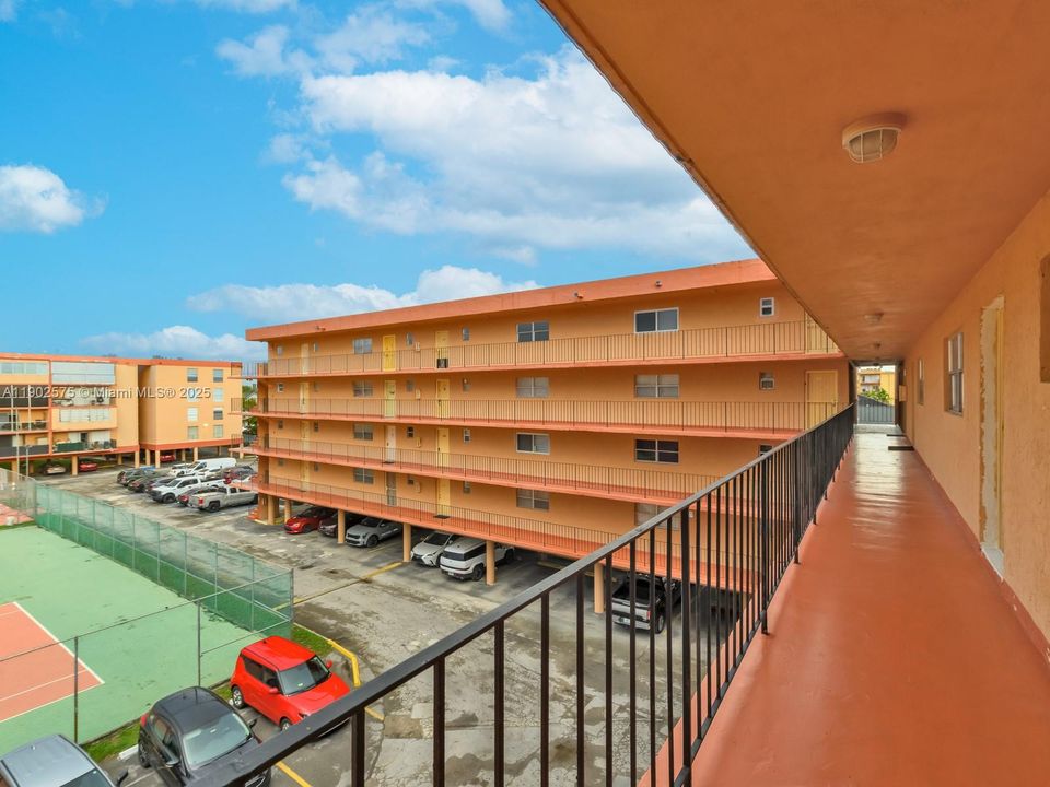 最近售出: $250,000 (2 贝兹, 1 浴室, 998 平方英尺)