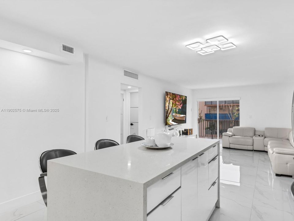 最近售出: $250,000 (2 贝兹, 1 浴室, 998 平方英尺)