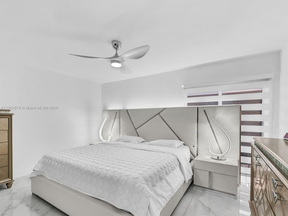 最近售出: $250,000 (2 贝兹, 1 浴室, 998 平方英尺)