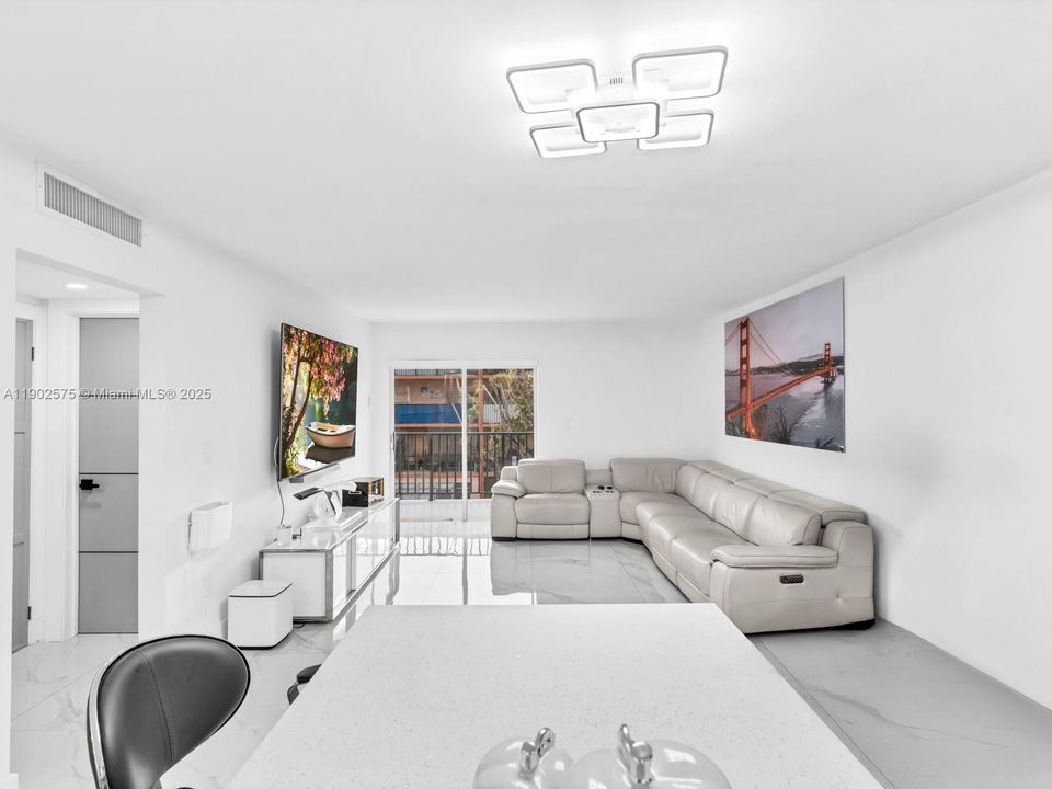 最近售出: $250,000 (2 贝兹, 1 浴室, 998 平方英尺)