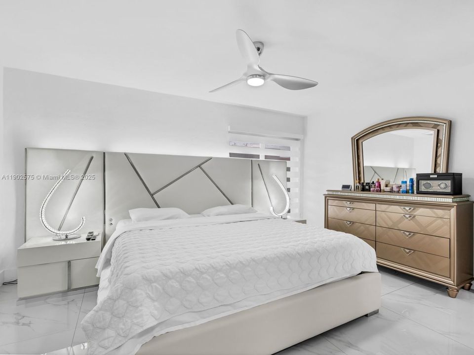 最近售出: $250,000 (2 贝兹, 1 浴室, 998 平方英尺)