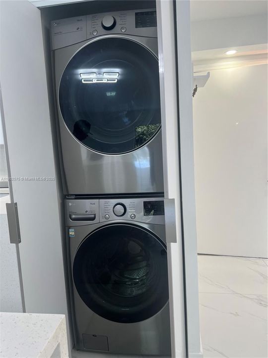 最近售出: $250,000 (2 贝兹, 1 浴室, 998 平方英尺)