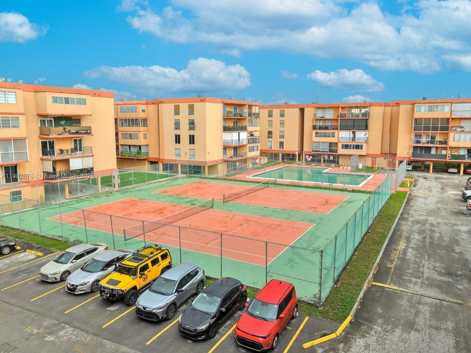 最近售出: $250,000 (2 贝兹, 1 浴室, 998 平方英尺)