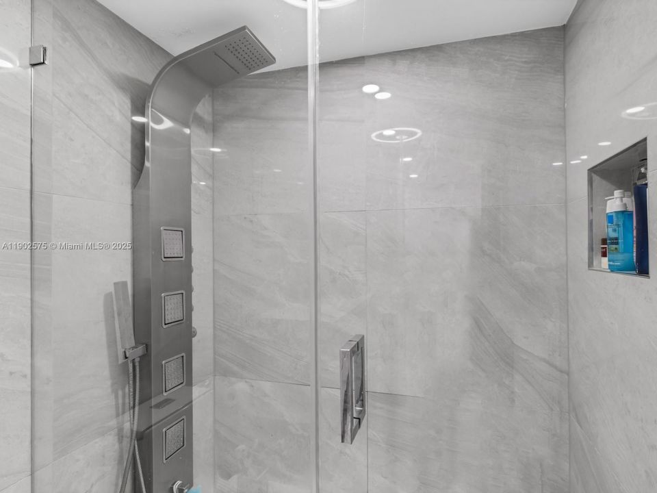 最近售出: $250,000 (2 贝兹, 1 浴室, 998 平方英尺)