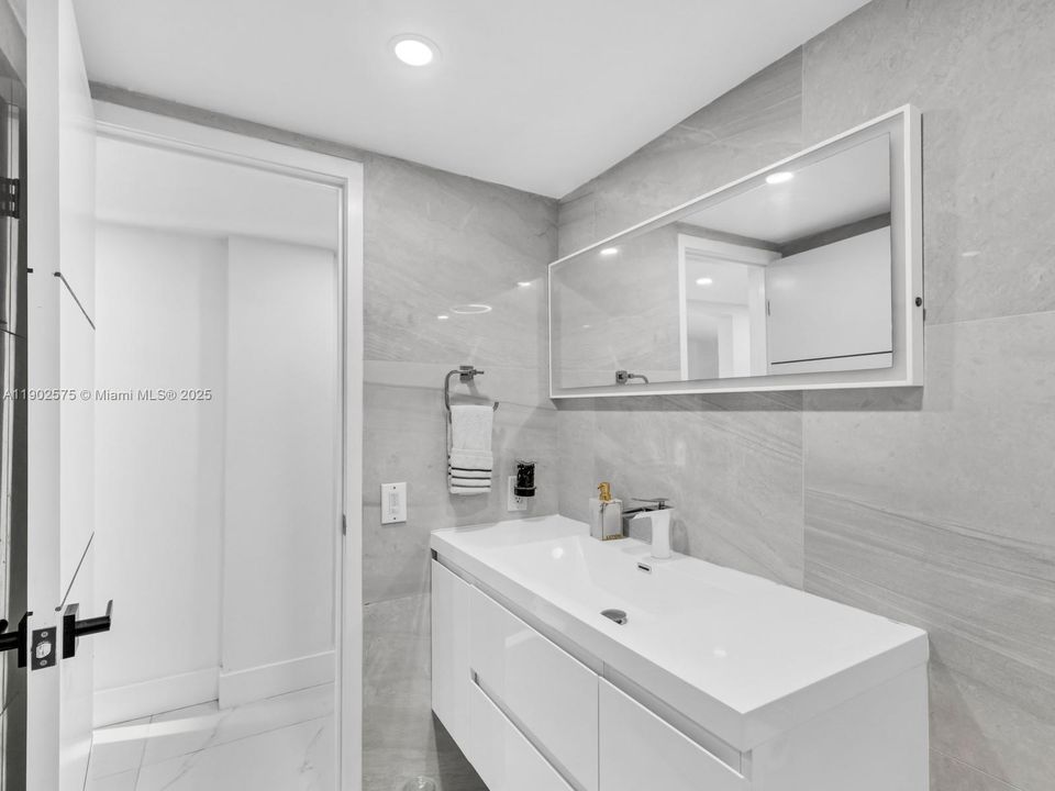 最近售出: $250,000 (2 贝兹, 1 浴室, 998 平方英尺)