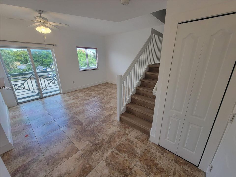 Recently Rented: $2,400 (2 beds, 2 baths, 917 Square Feet)