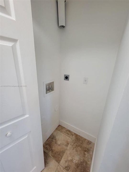 Recently Rented: $2,400 (2 beds, 2 baths, 917 Square Feet)