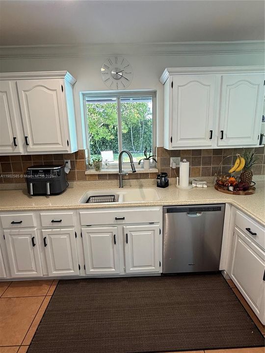 For Rent: $5,750 (3 beds, 2 baths, 1500 Square Feet)