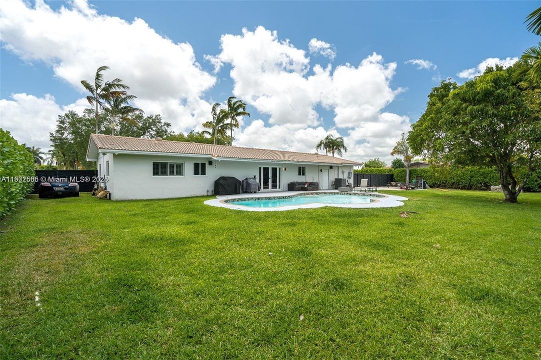 For Rent: $5,750 (3 beds, 2 baths, 1500 Square Feet)