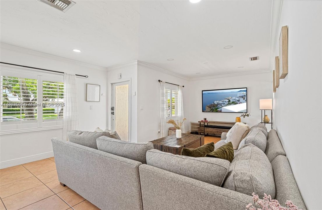 For Rent: $5,750 (3 beds, 2 baths, 1500 Square Feet)