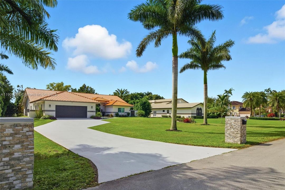 Recently Sold: $1,850,000 (5 beds, 3 baths, 3332 Square Feet)