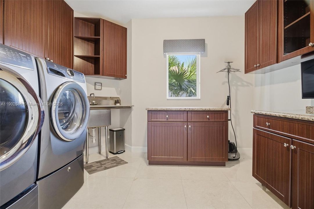 Recently Sold: $1,850,000 (5 beds, 3 baths, 3332 Square Feet)