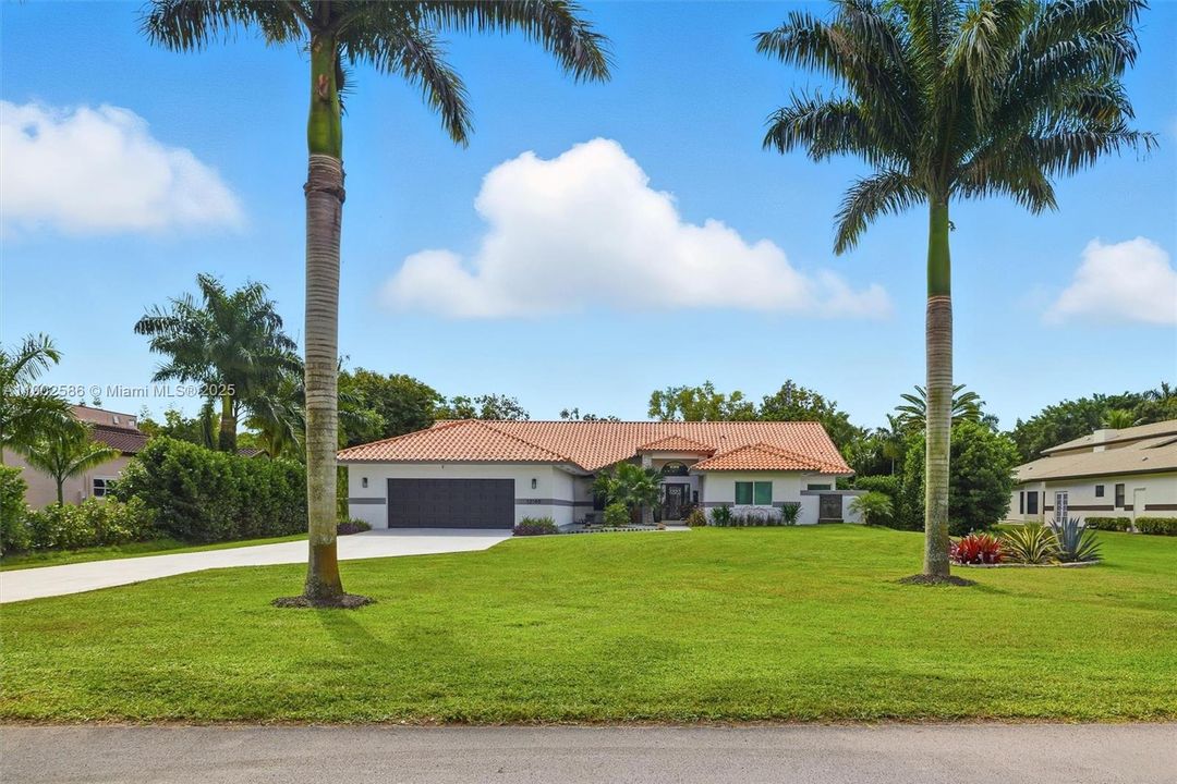Recently Sold: $1,850,000 (5 beds, 3 baths, 3332 Square Feet)