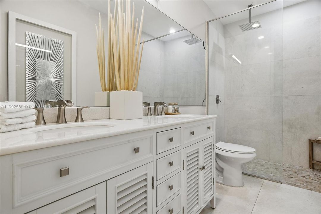 Recently Sold: $1,850,000 (5 beds, 3 baths, 3332 Square Feet)