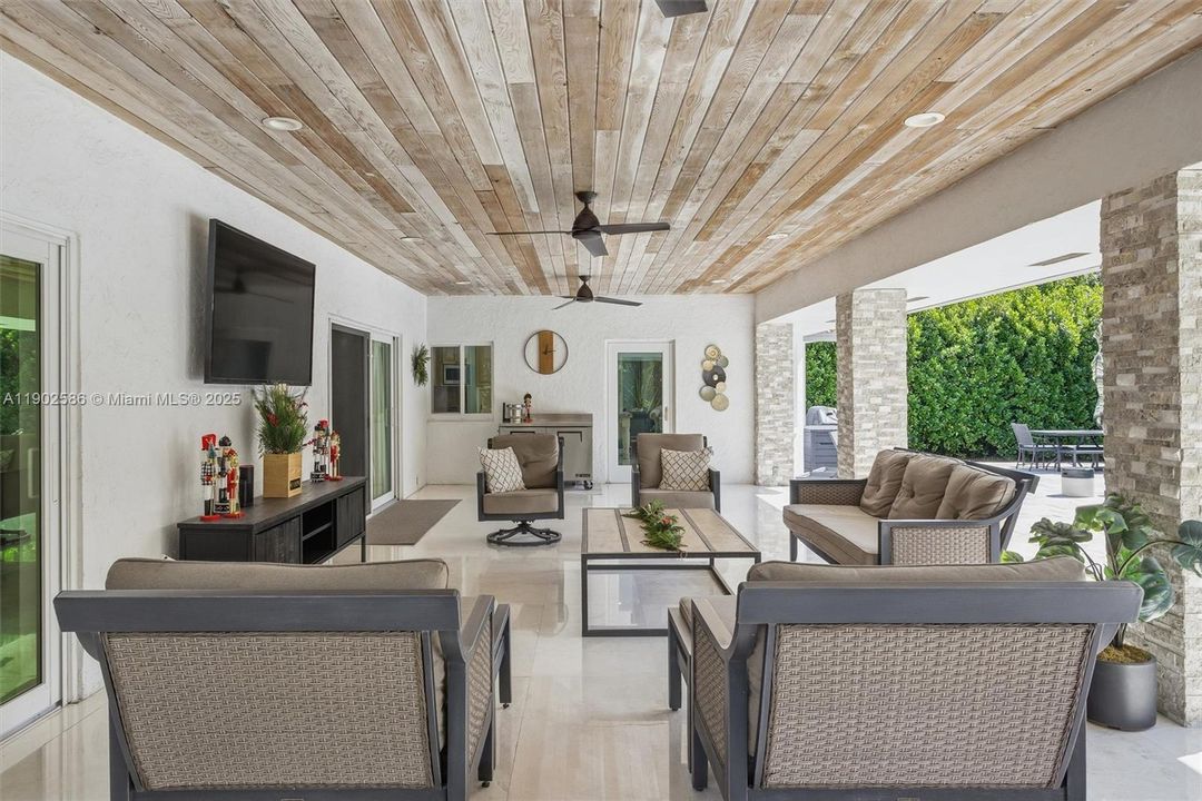 Recently Sold: $1,850,000 (5 beds, 3 baths, 3332 Square Feet)