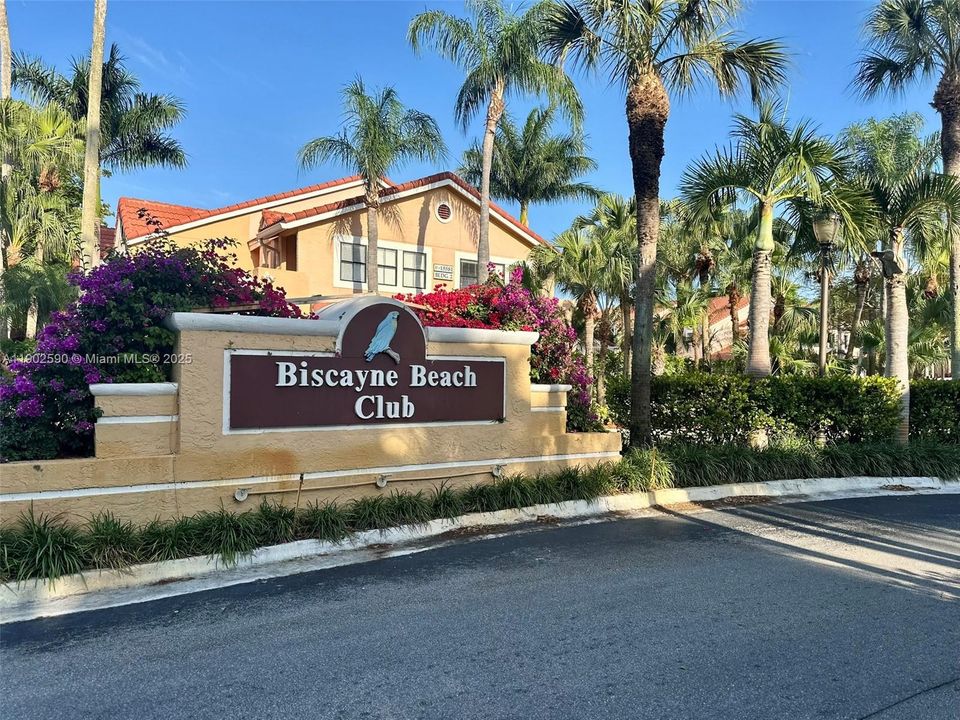 For Sale: $310,000 (2 beds, 2 baths, 979 Square Feet)