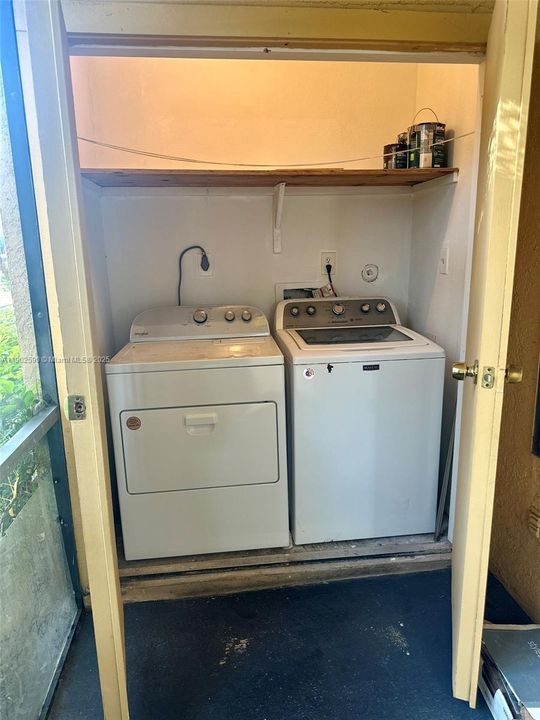 For Sale: $310,000 (2 beds, 2 baths, 979 Square Feet)