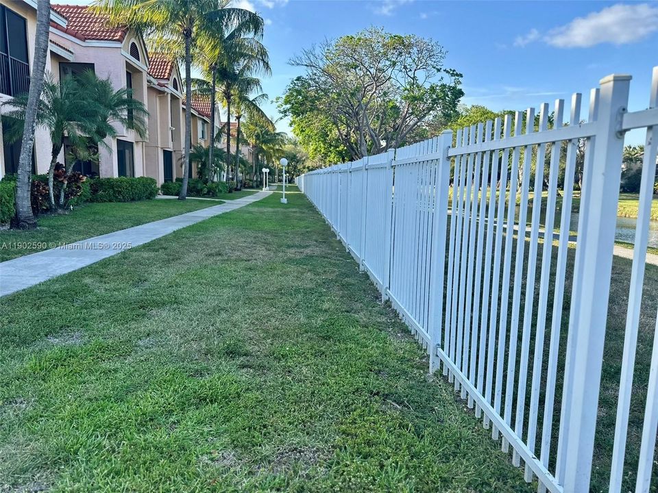 For Sale: $310,000 (2 beds, 2 baths, 979 Square Feet)