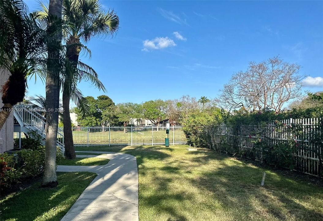 For Sale: $310,000 (2 beds, 2 baths, 979 Square Feet)