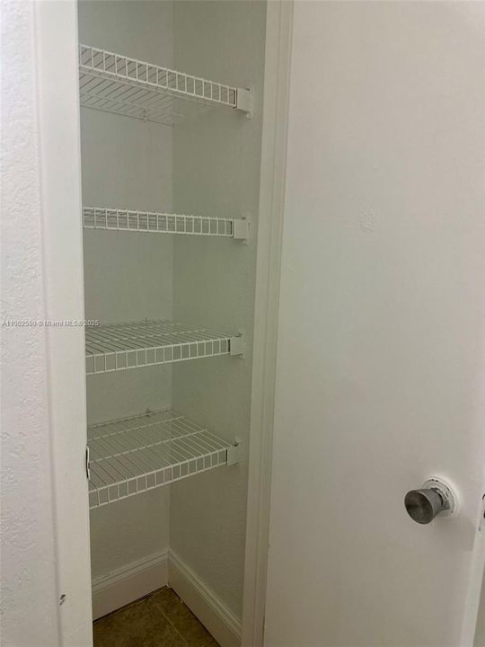 For Sale: $310,000 (2 beds, 2 baths, 979 Square Feet)