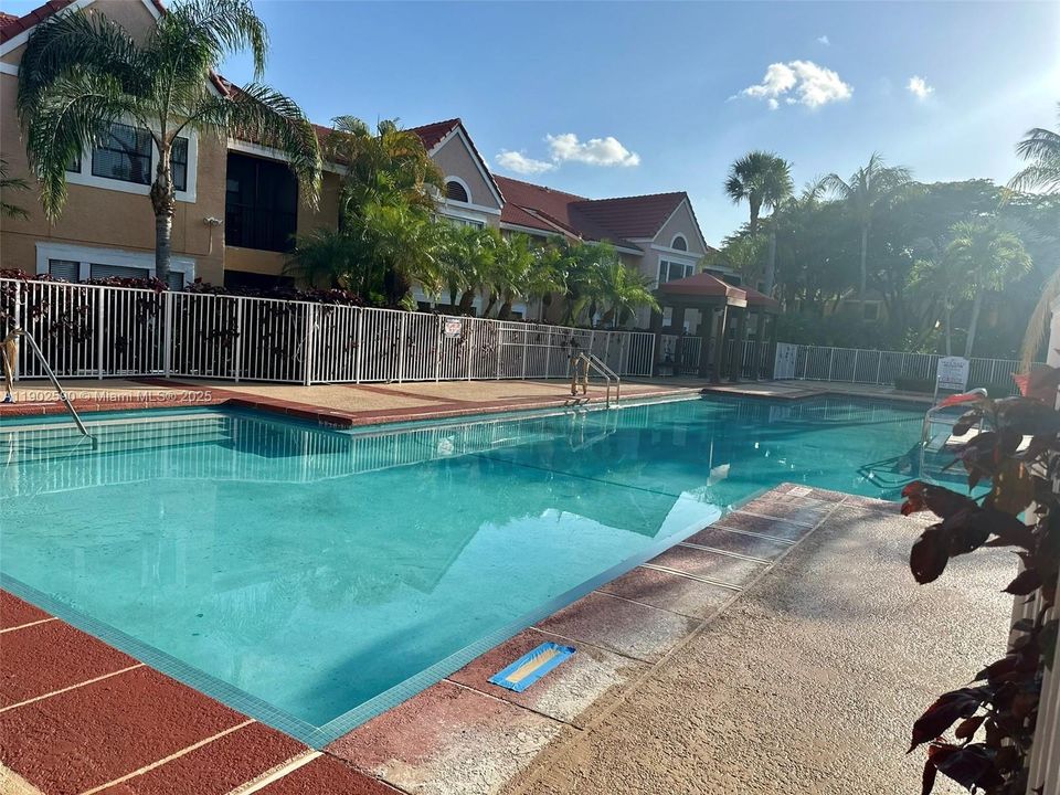 For Sale: $310,000 (2 beds, 2 baths, 979 Square Feet)