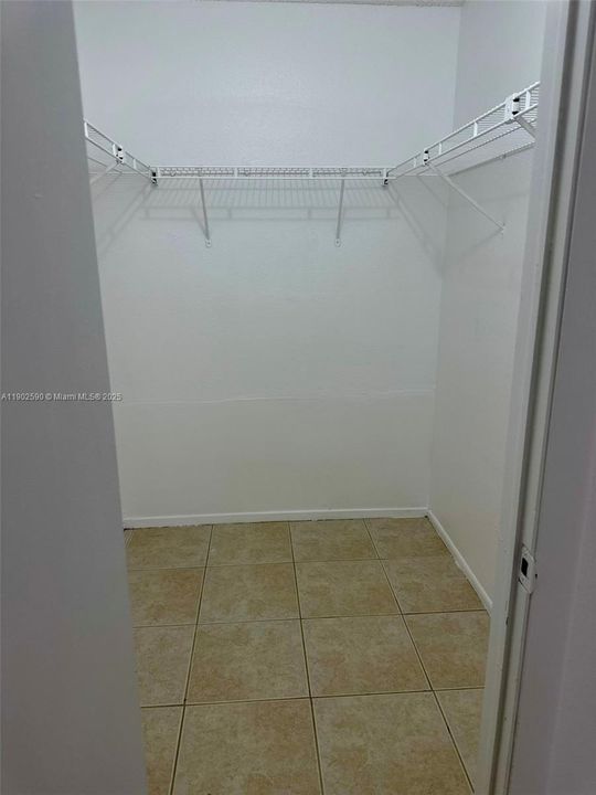 For Sale: $310,000 (2 beds, 2 baths, 979 Square Feet)