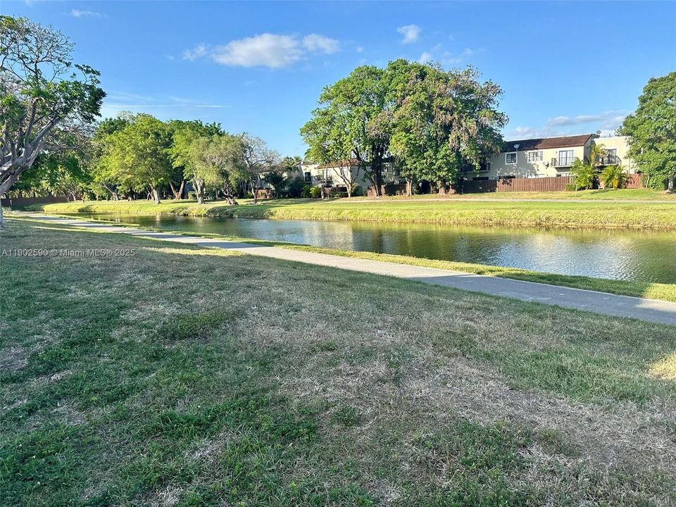 For Sale: $310,000 (2 beds, 2 baths, 979 Square Feet)