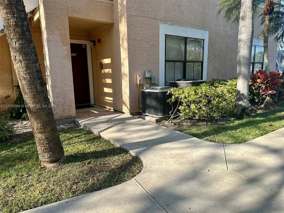 For Rent: $2,425 (2 beds, 2 baths, 979 Square Feet)