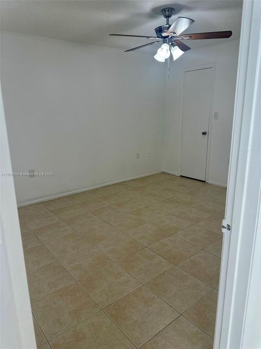 For Rent: $2,425 (2 beds, 2 baths, 979 Square Feet)