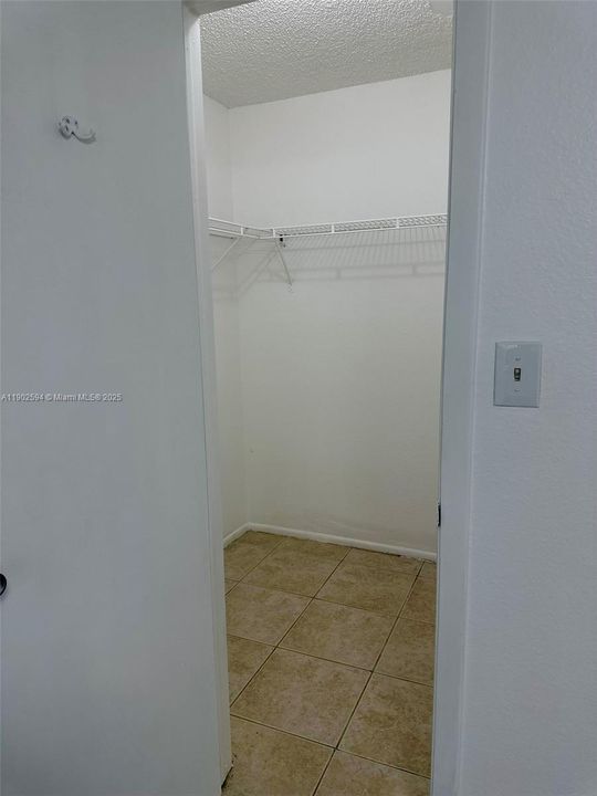 For Rent: $2,425 (2 beds, 2 baths, 979 Square Feet)