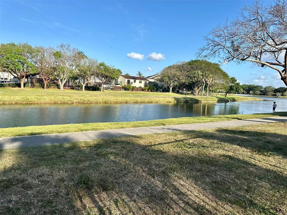 For Rent: $2,425 (2 beds, 2 baths, 979 Square Feet)