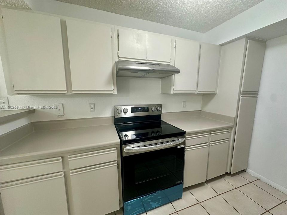 For Rent: $2,425 (2 beds, 2 baths, 979 Square Feet)