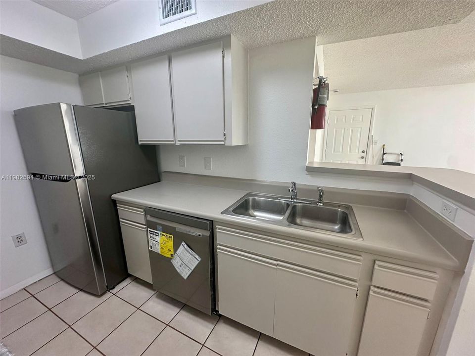 For Rent: $2,425 (2 beds, 2 baths, 979 Square Feet)
