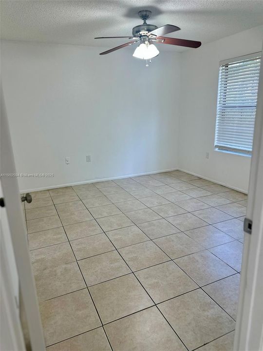 For Rent: $2,425 (2 beds, 2 baths, 979 Square Feet)