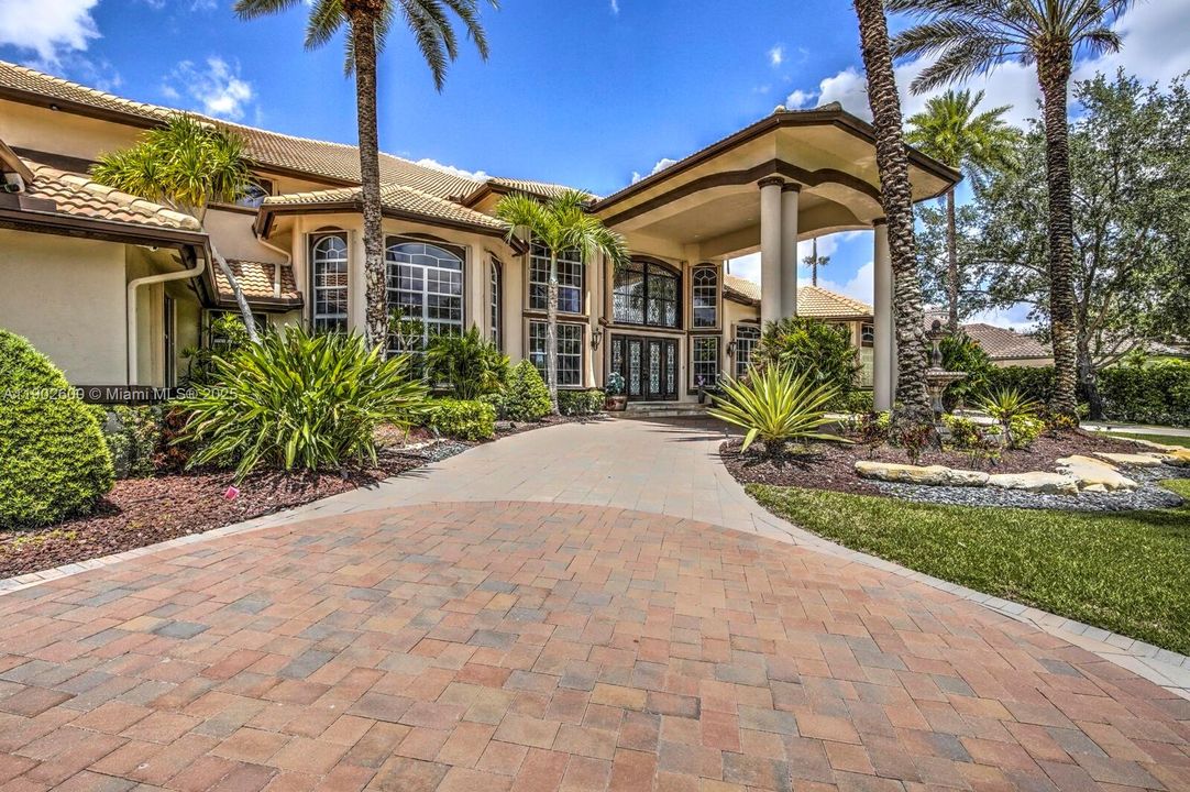 For Sale: $5,500,000 (7 beds, 6 baths, 7657 Square Feet)