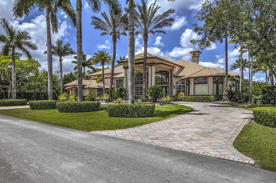 For Sale: $5,500,000 (7 beds, 6 baths, 7657 Square Feet)