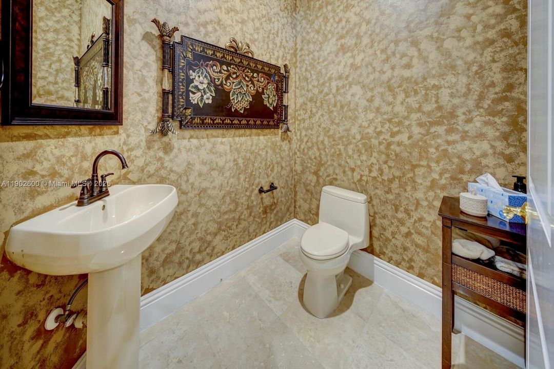 For Sale: $5,500,000 (7 beds, 6 baths, 7657 Square Feet)