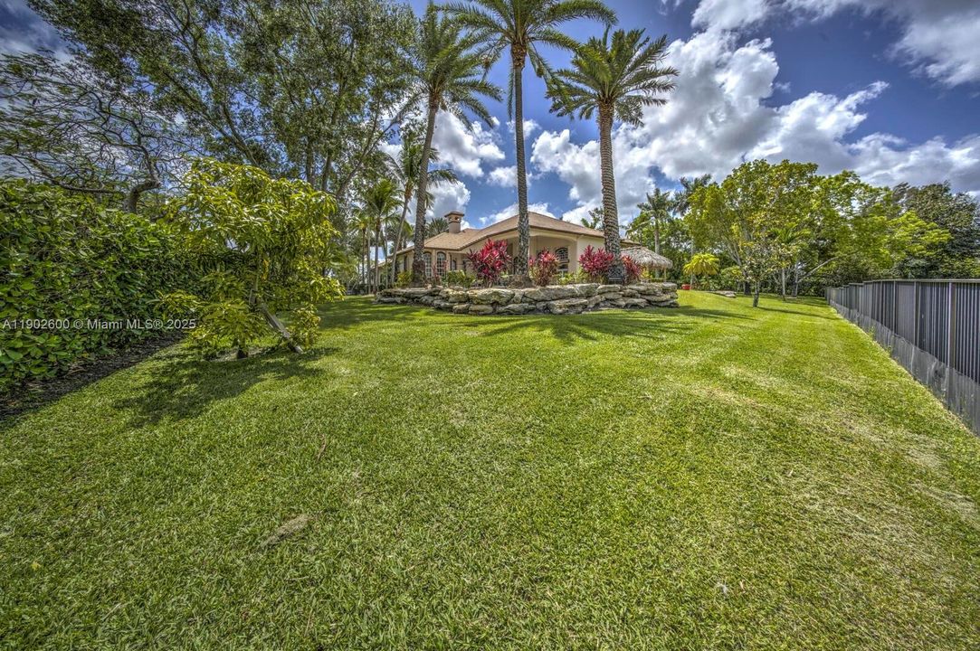 For Sale: $5,500,000 (7 beds, 6 baths, 7657 Square Feet)