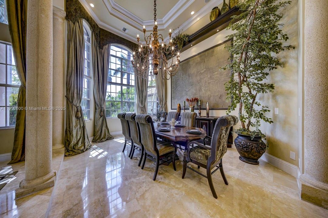 For Sale: $5,500,000 (7 beds, 6 baths, 7657 Square Feet)