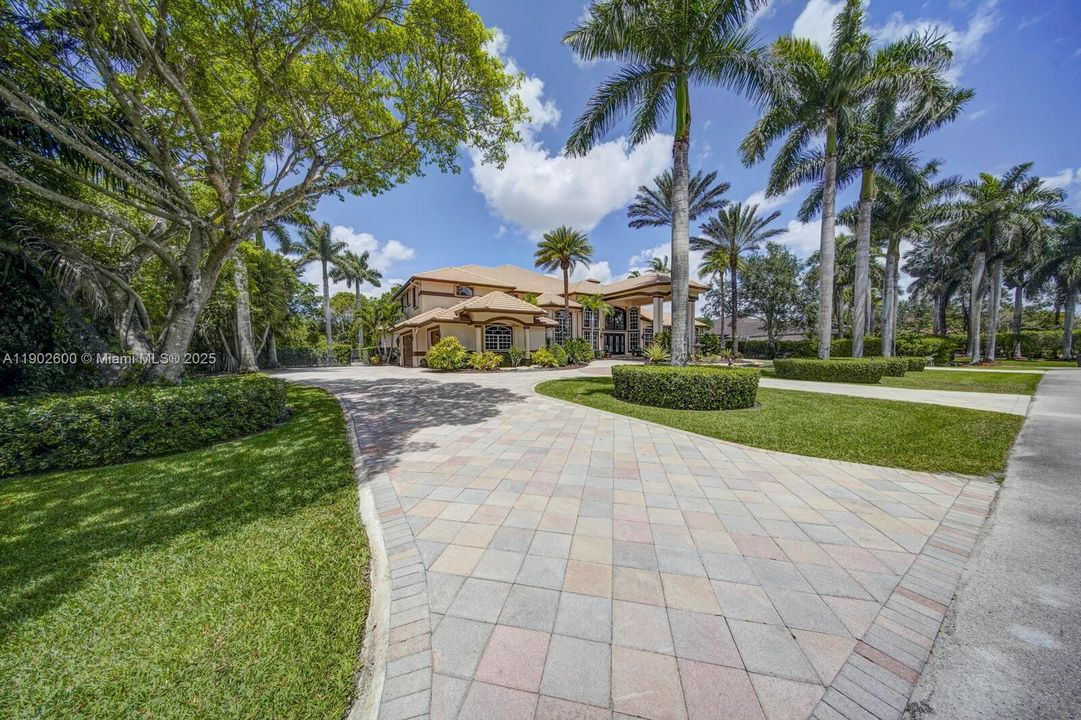 For Sale: $5,500,000 (7 beds, 6 baths, 7657 Square Feet)