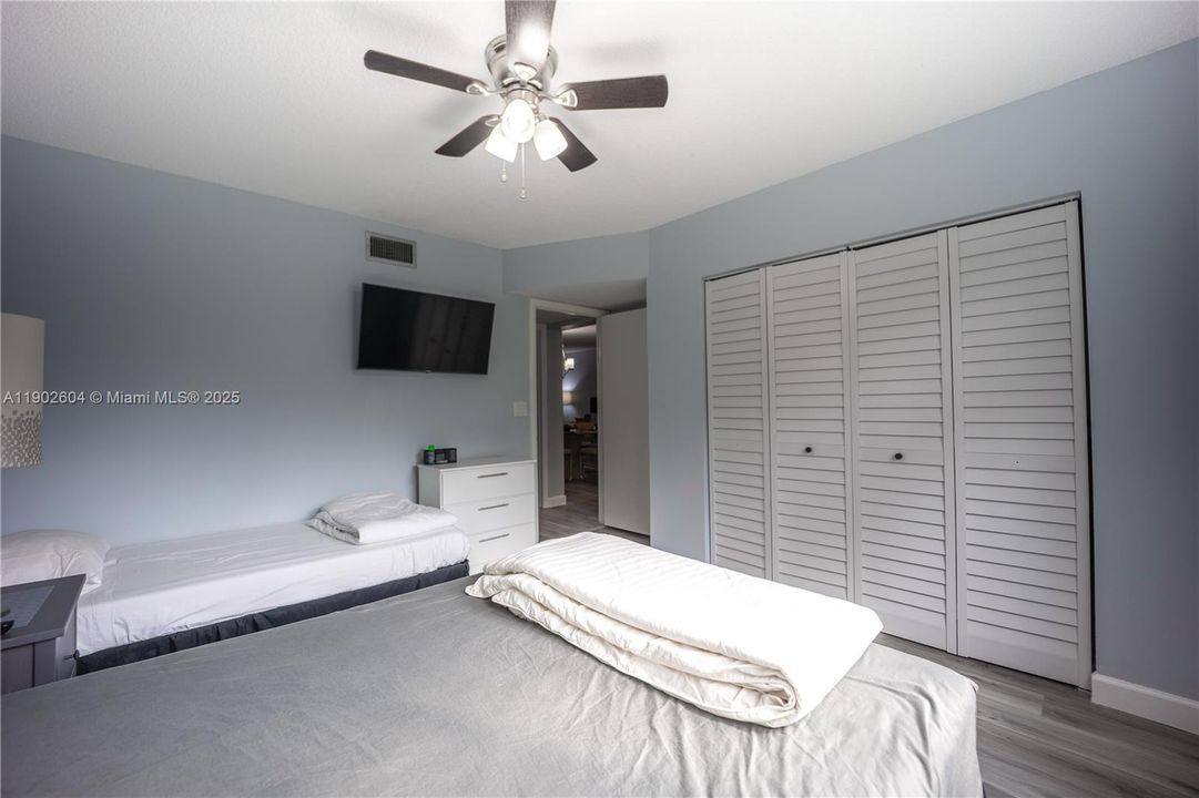 待售: $268,000 (2 贝兹, 2 浴室, 1380 平方英尺)