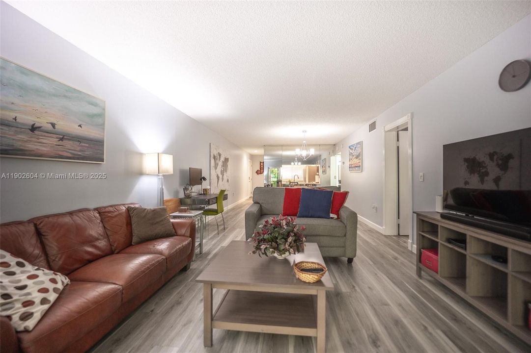 待售: $268,000 (2 贝兹, 2 浴室, 1380 平方英尺)