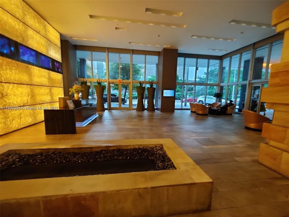 For Rent: $3,250 (1 beds, 1 baths, 738 Square Feet)