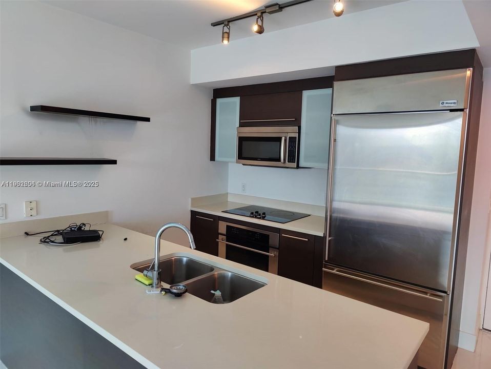 For Rent: $3,250 (1 beds, 1 baths, 738 Square Feet)