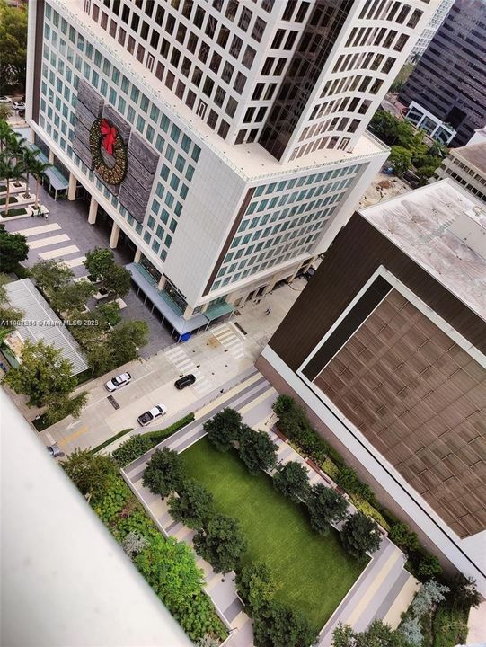 For Rent: $3,250 (1 beds, 1 baths, 738 Square Feet)