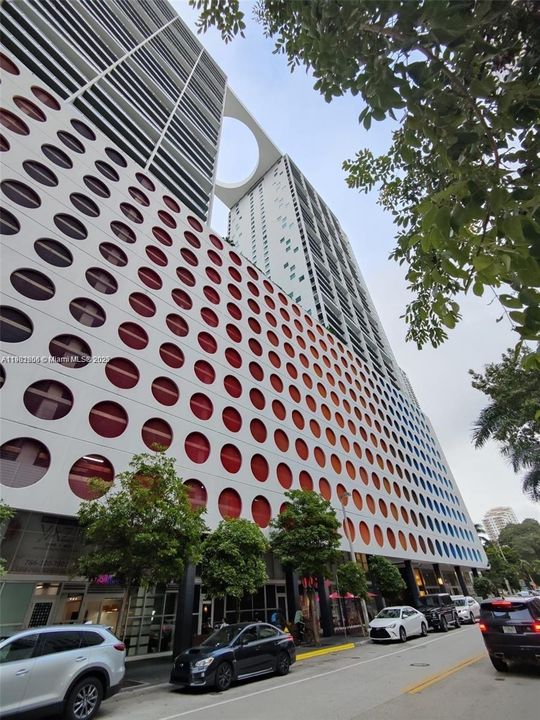 For Rent: $3,250 (1 beds, 1 baths, 738 Square Feet)