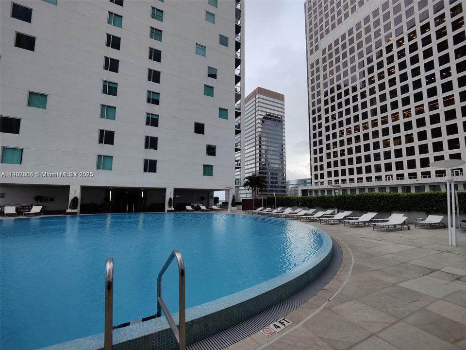 For Rent: $3,250 (1 beds, 1 baths, 738 Square Feet)