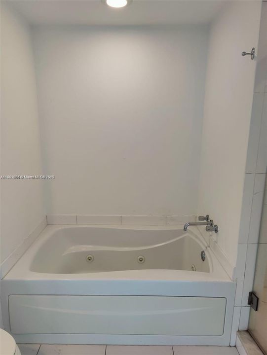 For Rent: $3,250 (1 beds, 1 baths, 738 Square Feet)