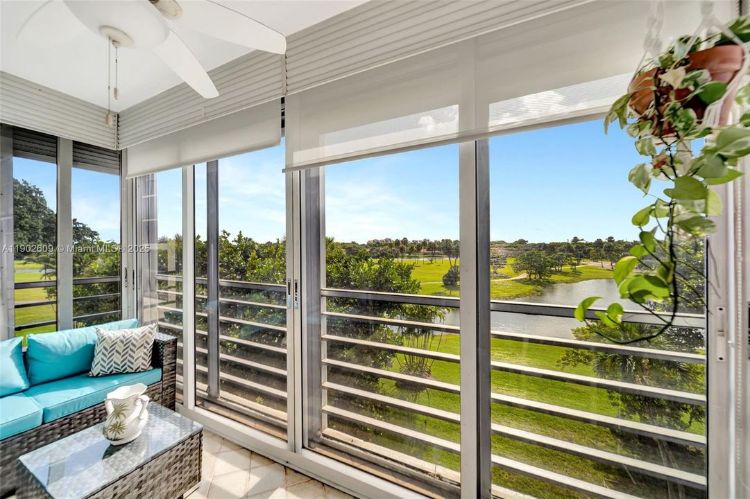 A wall of glass frames sweeping views of the fairway, lake, and endless greens. It’s the private backdrop you’ll want for morning coffee and sunset wind-downs.